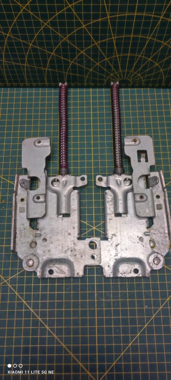 Петли Electrolux 4055316964 Фиол. пара лев+правая для пмм