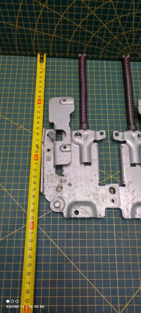 Петли Electrolux 4055316964 Фиол. пара лев+правая для пмм