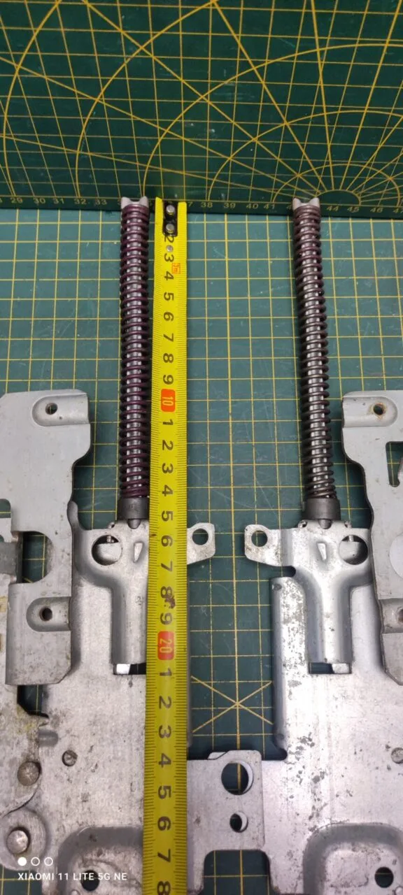 Петли Electrolux 4055316964 Фиол. пара лев+правая для пмм