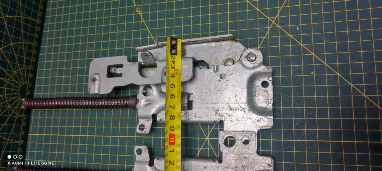 Петли Electrolux 4055316964 Фиол. пара лев+правая для пмм