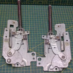 Петли Electrolux 4055316964 Фиол. пара лев+правая для пмм