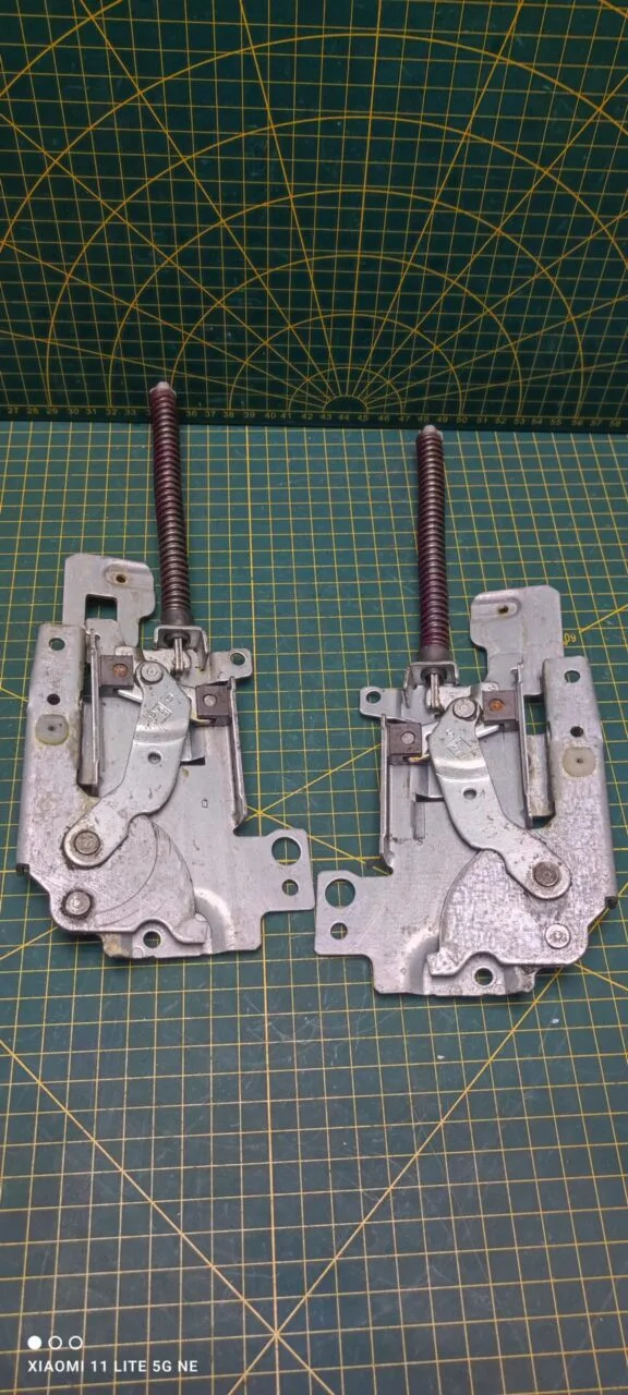Петли Electrolux 4055316964 Фиол. пара лев+правая для пмм
