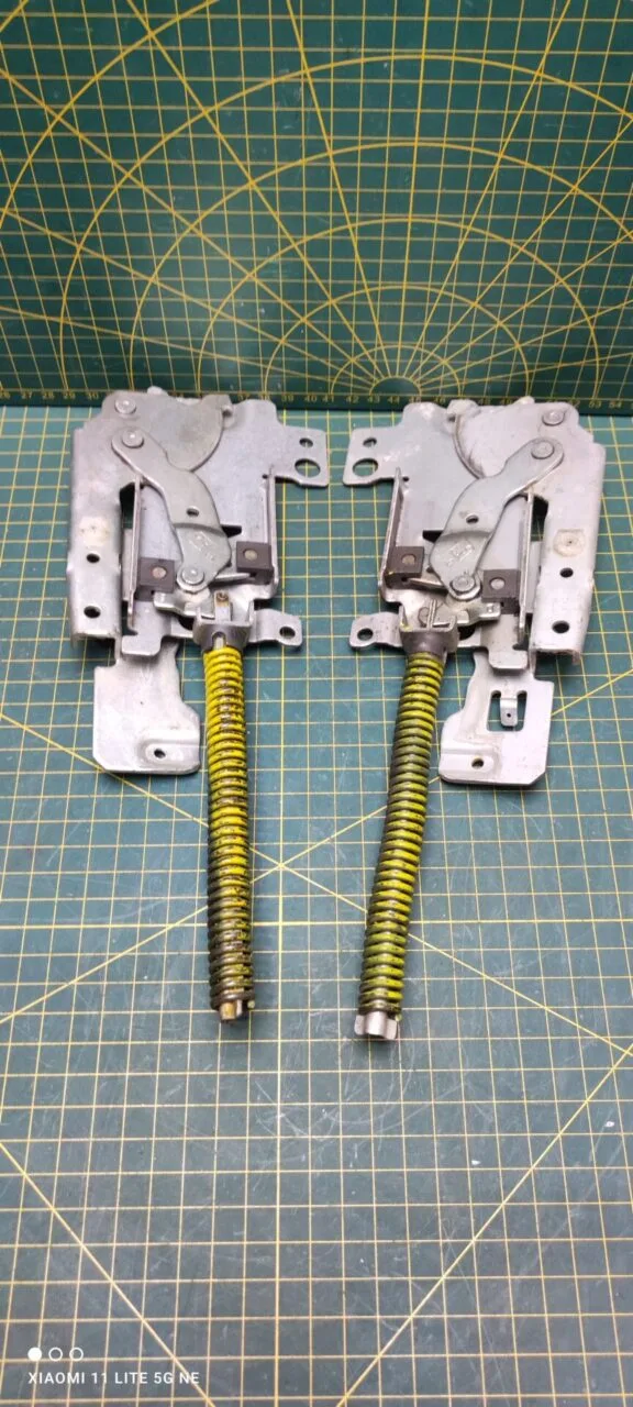 Петли Electrolux 4055393351 Желт. пара лев+правая для пмм