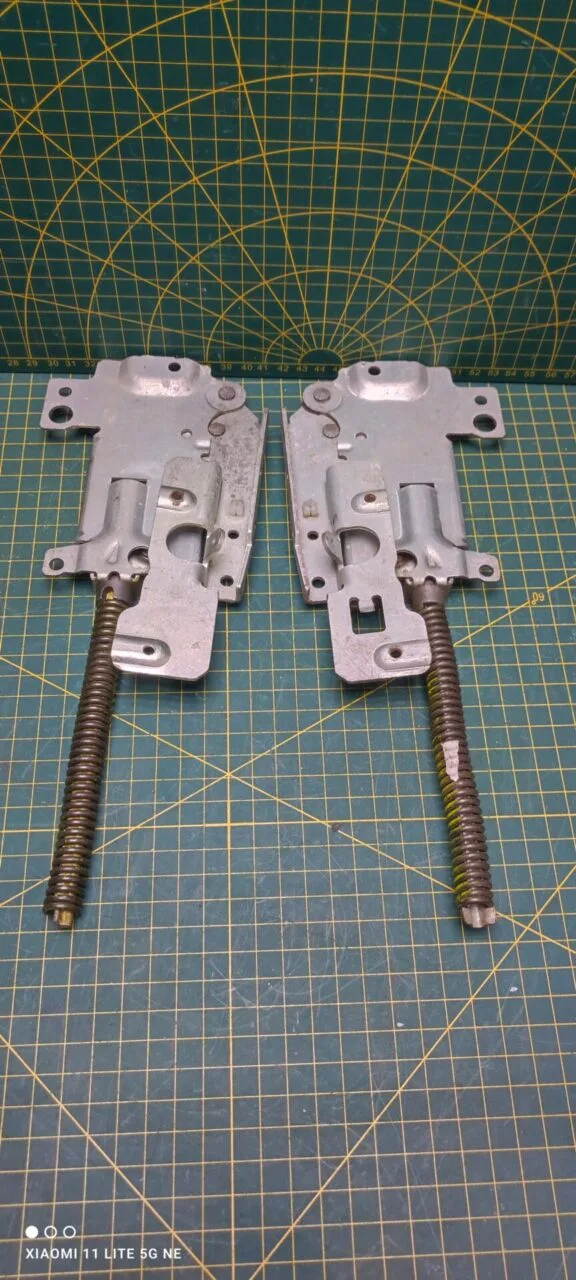 Петли Electrolux 4055393351 Желт. пара лев+правая для пмм