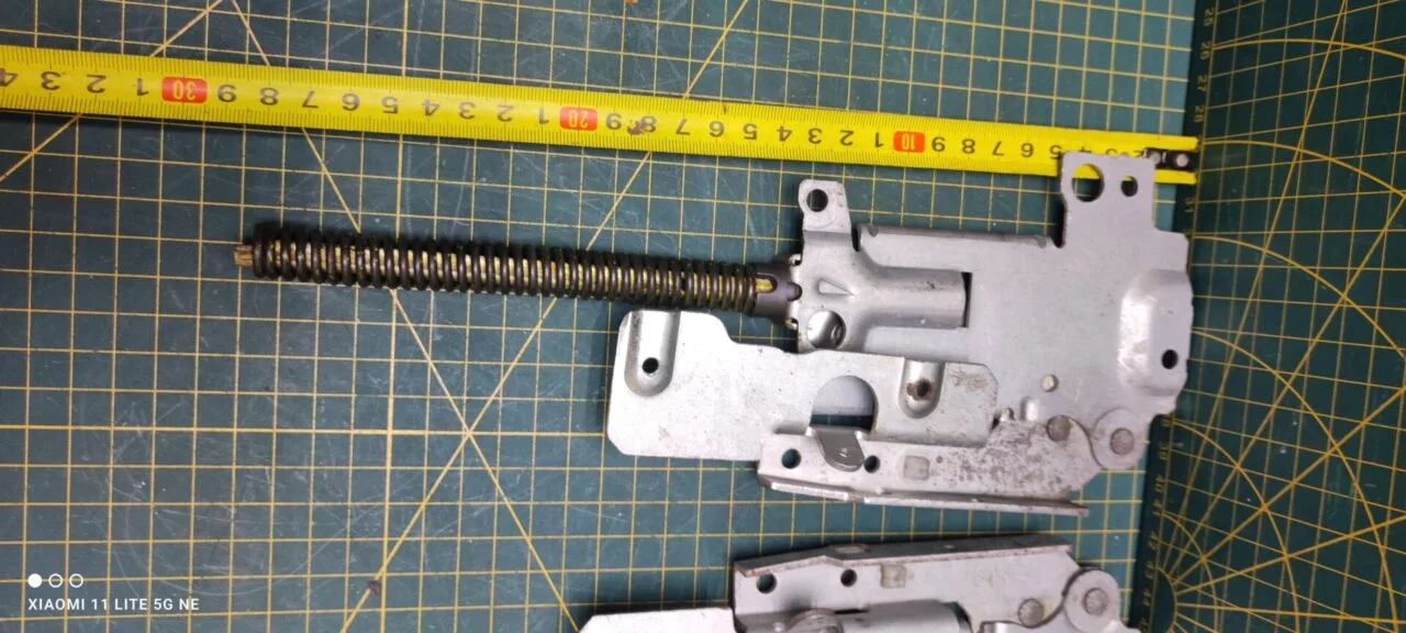 Петли Electrolux 4055393351 Желт. пара лев+правая для пмм