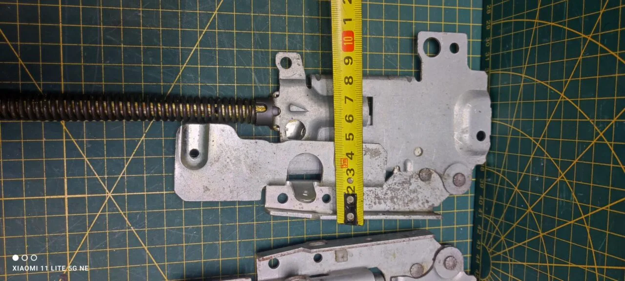 Петли Electrolux 4055393351 Желт. пара лев+правая для пмм