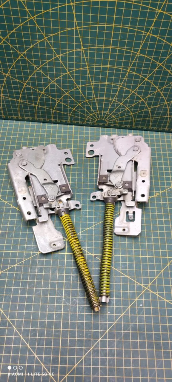 Петли Electrolux 4055393351 Желт. пара лев+правая для пмм