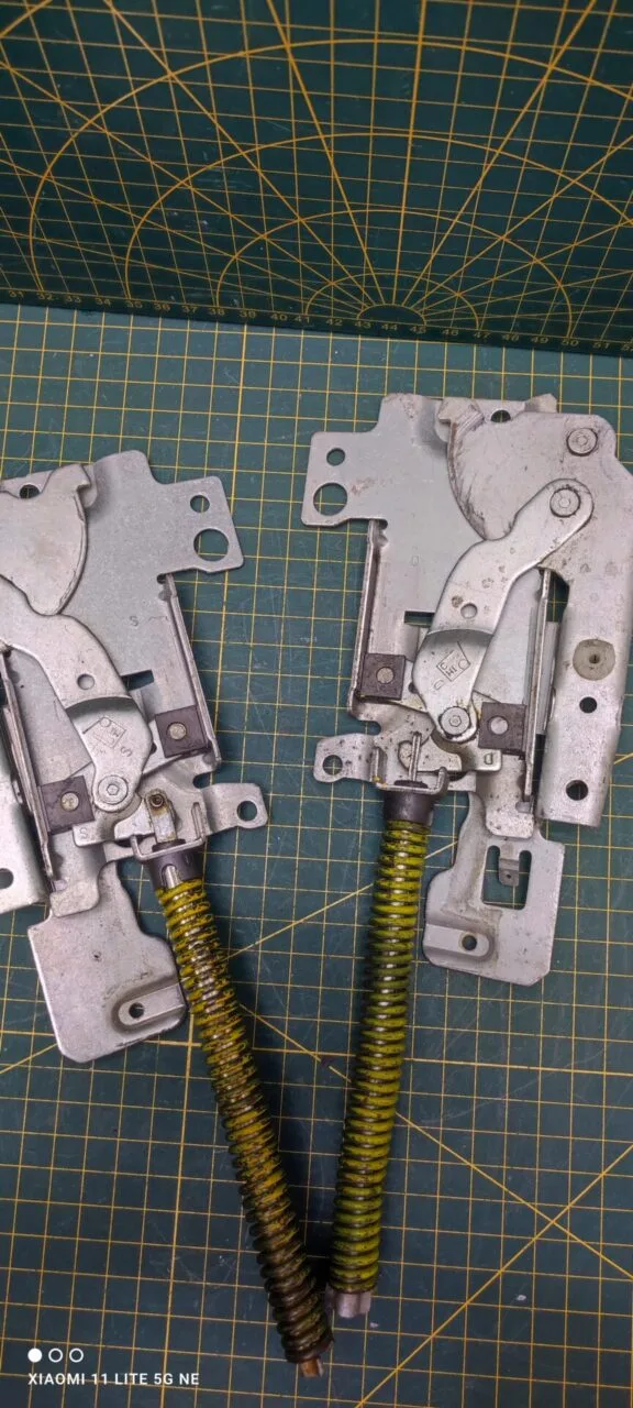 Петли Electrolux 4055393351 Желт. пара лев+правая для пмм