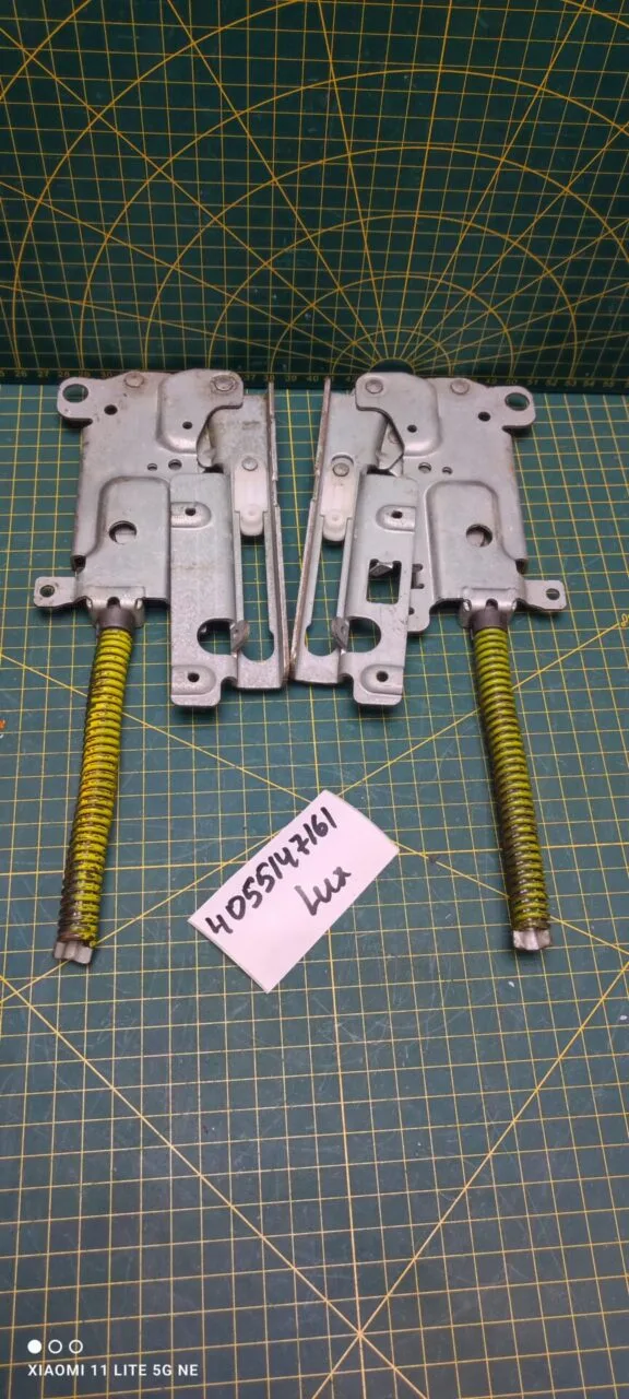 Петли Electrolux 4055147161 Желт. пара лев+правая для пмм