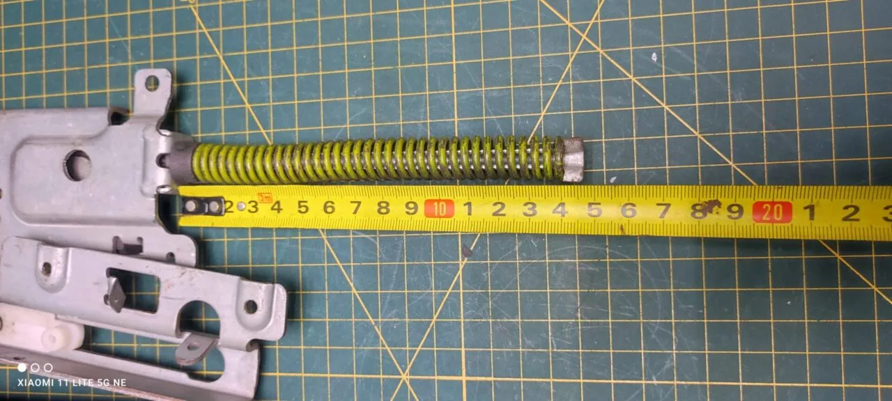 Петли Electrolux 4055147161 Желт. пара лев+правая для пмм