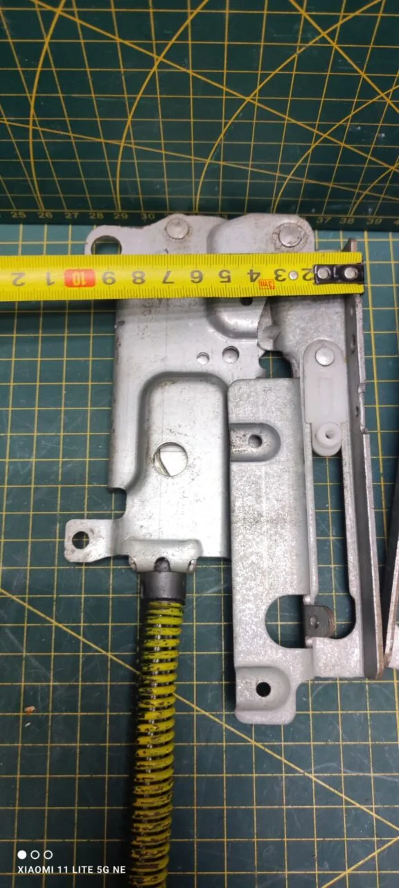 Петли Electrolux 4055147161 Желт. пара лев+правая для пмм
