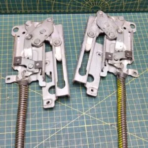 Петли Electrolux 4055147161 Желт. пара лев+правая для пмм