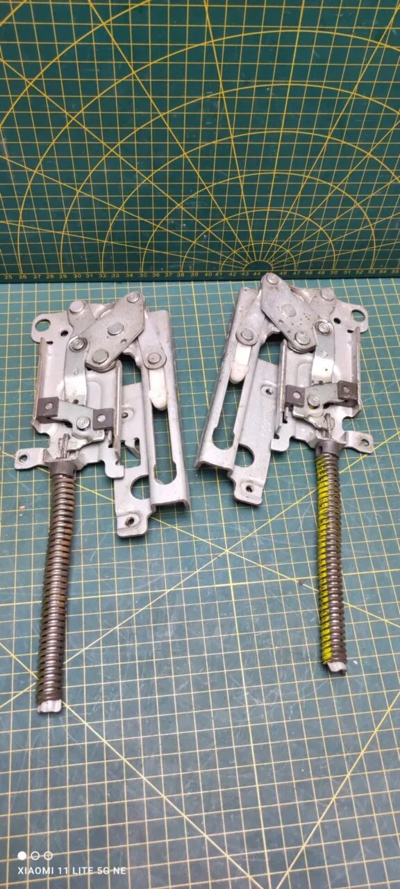 Петли Electrolux 4055147161 Желт. пара лев+правая для пмм
