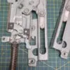 Петли Electrolux 4055147161 Желт. пара лев+правая для пмм