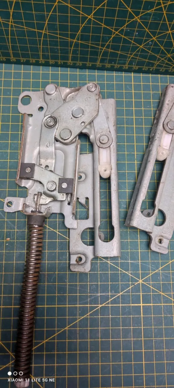 Петли Electrolux 4055147161 Желт. пара лев+правая для пмм