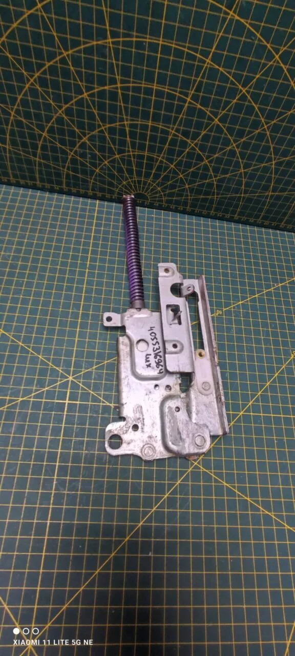 Петля Electrolux 4055316964 фиол.  для пмм