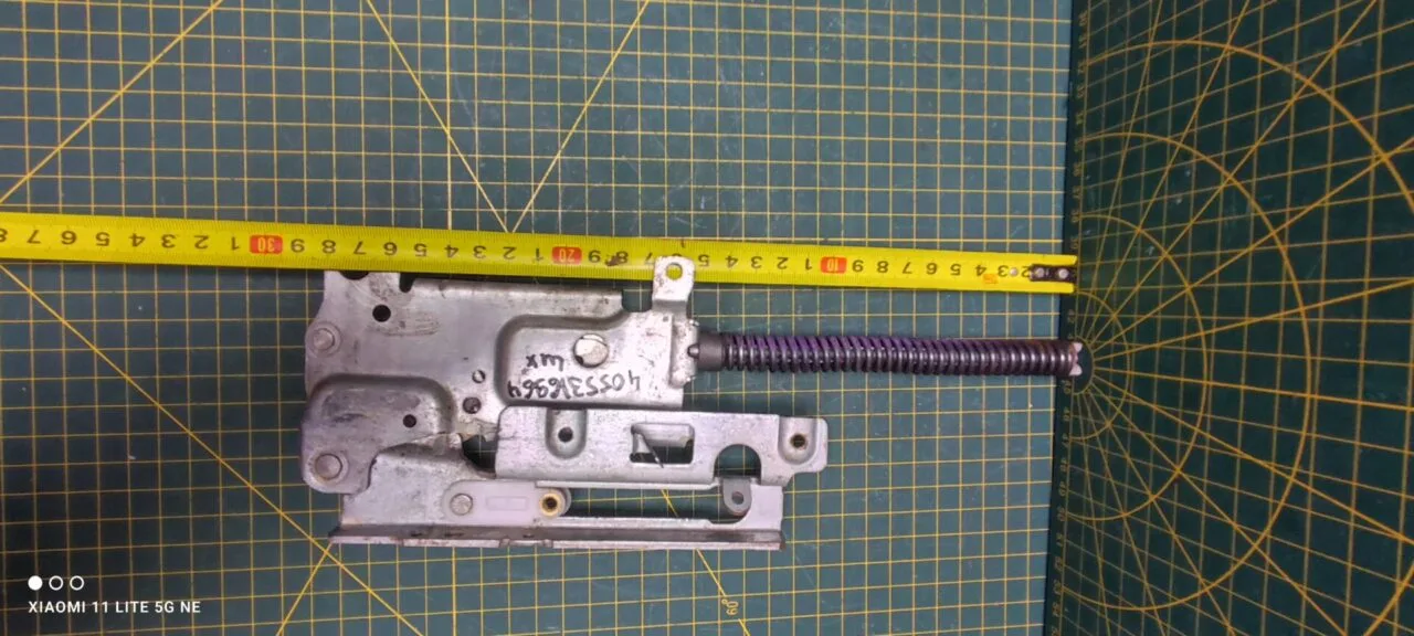 Петля Electrolux 4055316964 фиол.  для пмм