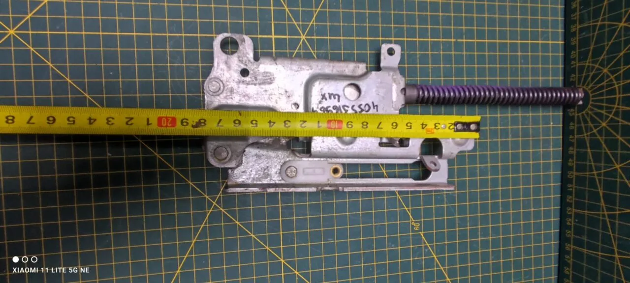 Петля Electrolux 4055316964 фиол.  для пмм