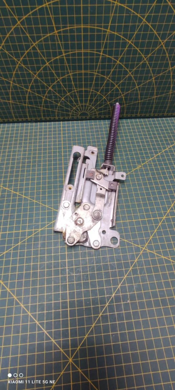 Петля Electrolux 4055316964 фиол.  для пмм