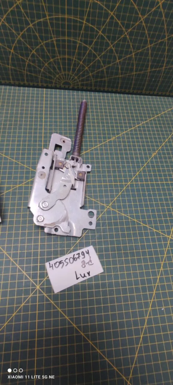 Петля Electrolux 4055067948-d син.  для пмм