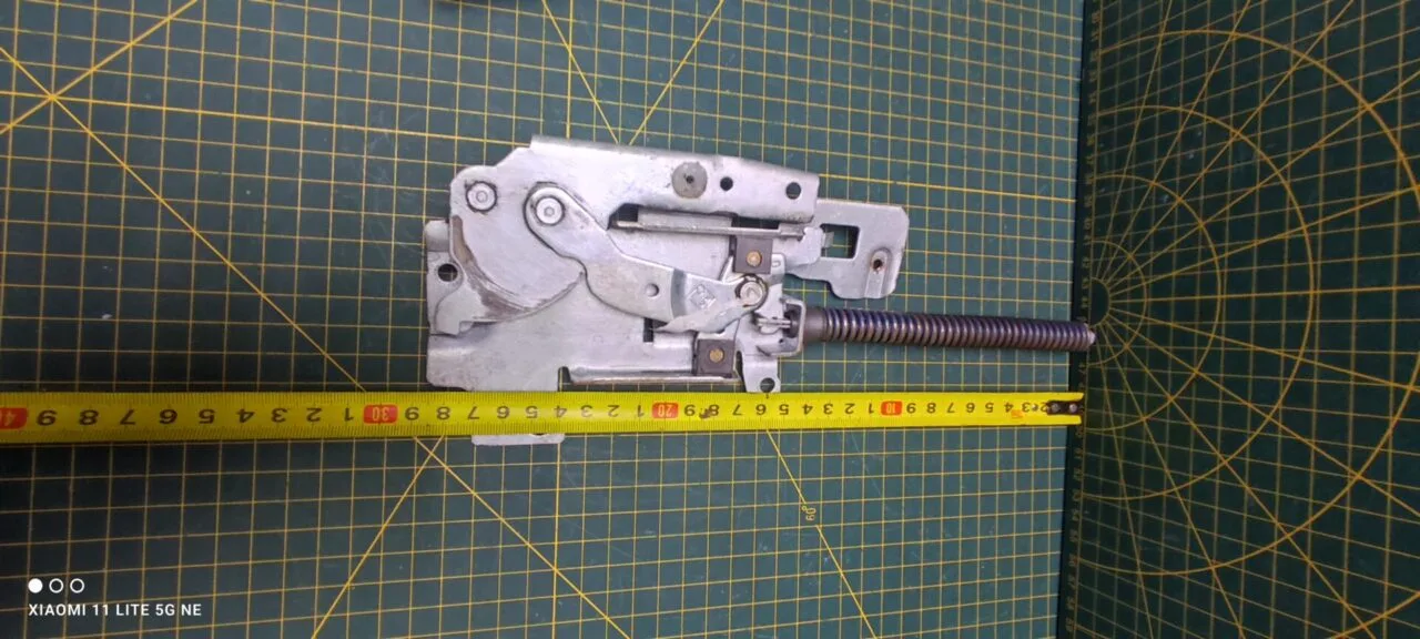 Петля Electrolux 4055067948-d син.  для пмм