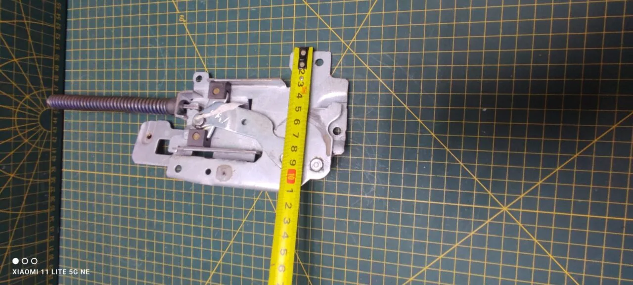 Петля Electrolux 4055067948-d син.  для пмм