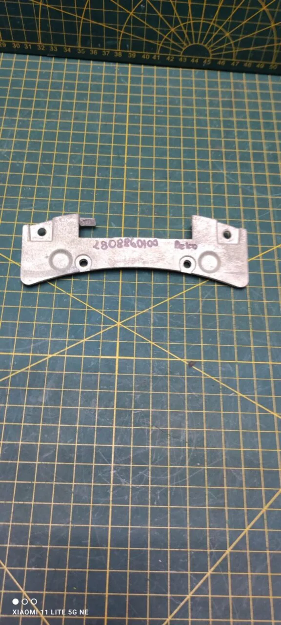Петля люка Beko 2808860100