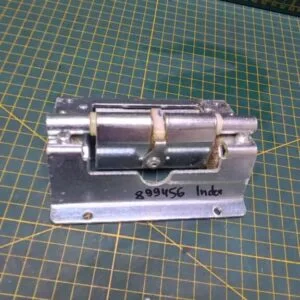 Петля люка Indesit 899456 C00272454 Петля люка Indesit 899456 C00272454