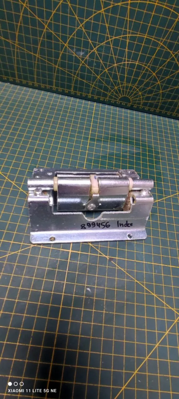 Петля люка Indesit 899456 C00272454