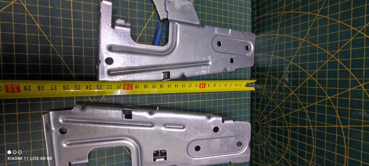 Петли Bosch 690943 пара для пмм