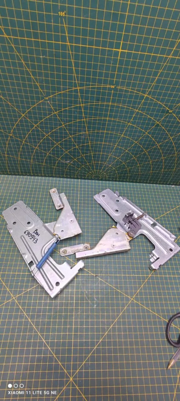 Петли Bosch 690943 пара для пмм