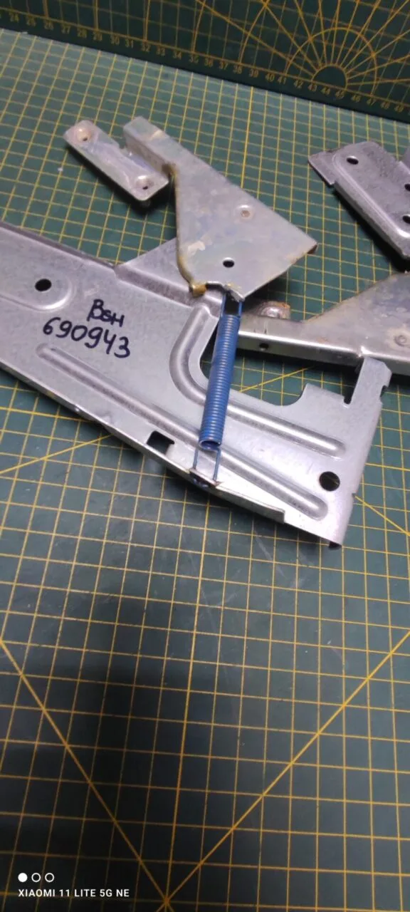 Петли Bosch 690943 пара для пмм