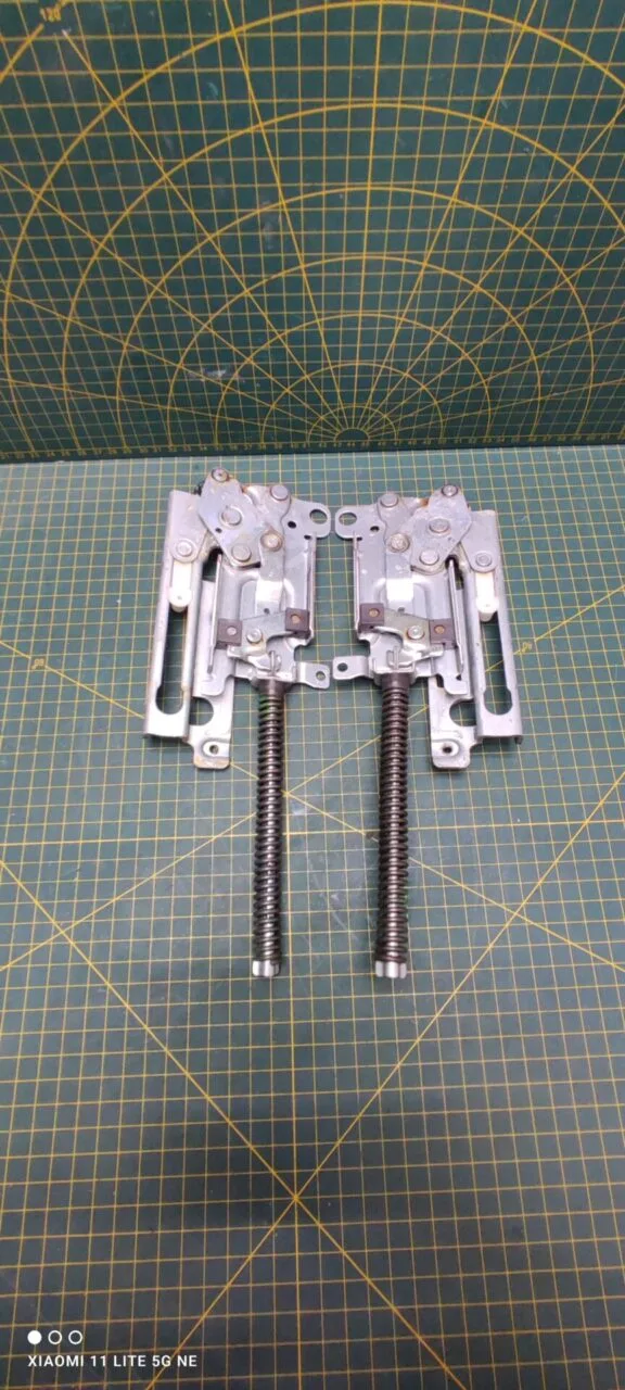 Петли Electrolux 4055316964 зел. пара лев.+прав.