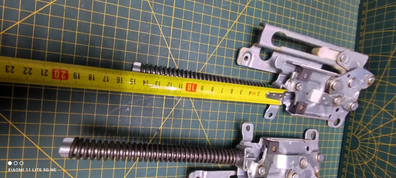 Петли Electrolux 4055316964 зел. пара лев.+прав.