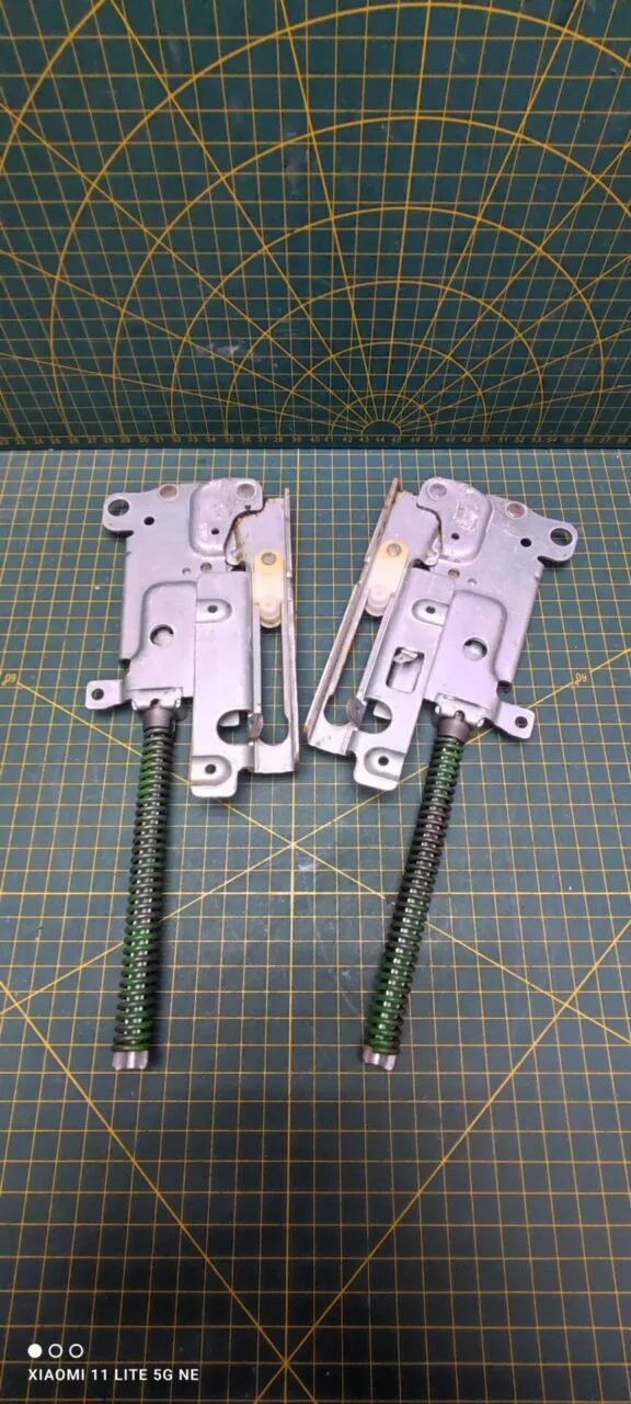 Петли Electrolux 4055316964 зел. пара лев.+прав.