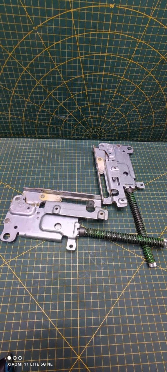 Петли Electrolux 4055316964 зел. пара лев.+прав.