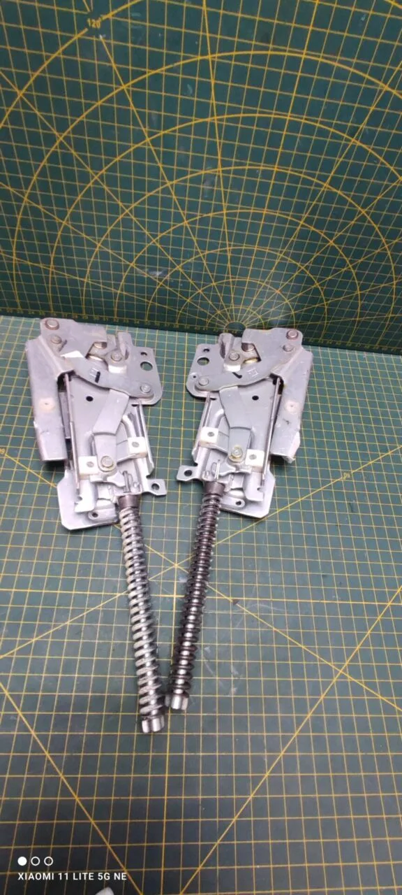 Петли Electrolux 405053450 бел. пара лев.+прав.