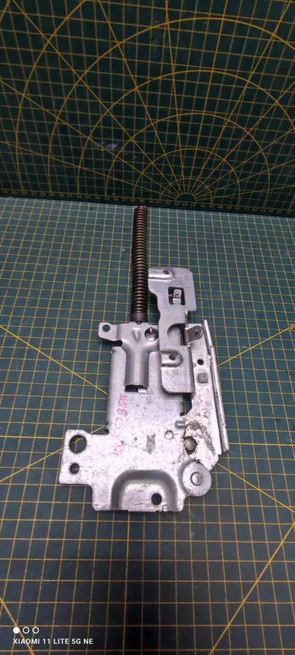 Петля Electrolux 4055391678 зел.