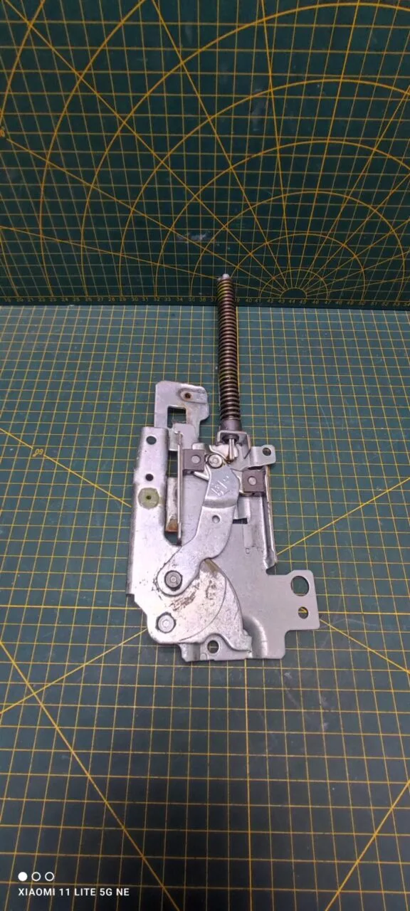 Петля Electrolux 4055391678 зел.