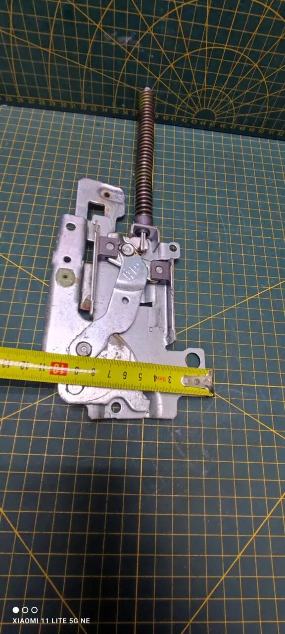 Петля Electrolux 4055391678 зел.
