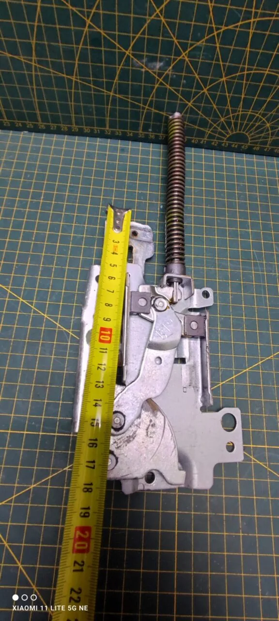 Петля Electrolux 4055391678 зел.