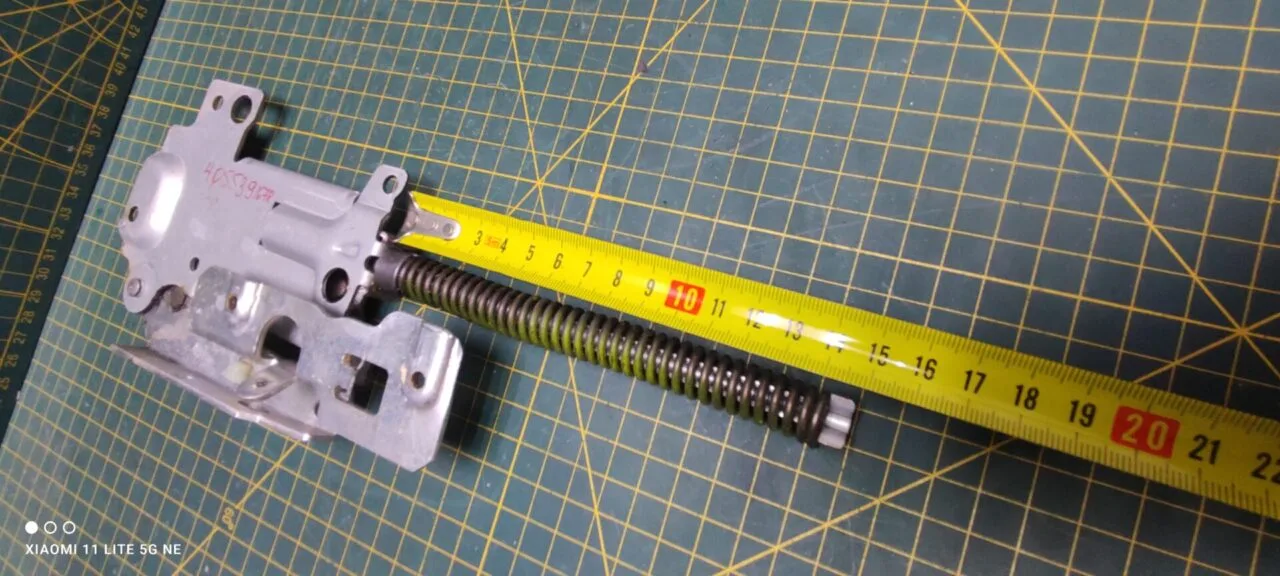 Петля Electrolux 4055391678 зел.