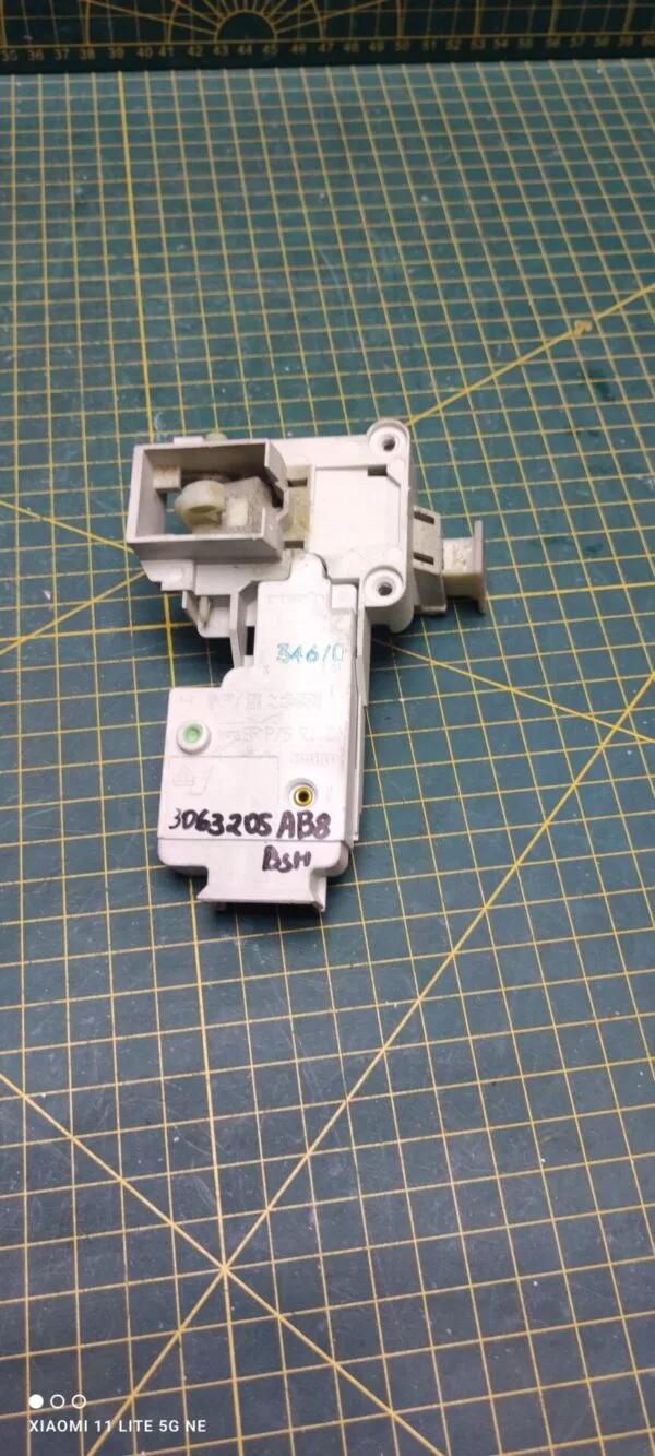 Устройство блокировки люка (УБЛ) Bosch 3063205ab8