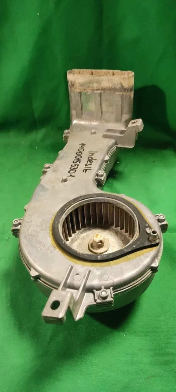 Мотор сушки Ariston 14000155301 в корпусе