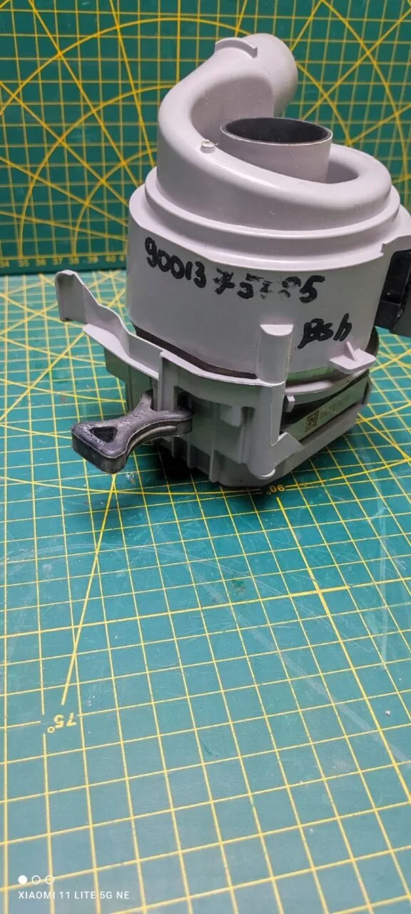 Рециркуляционный насос Bosch 9001375885 3 контакта для посудомоечной машины Рециркуляционный насос Bosch 9001375885 3 контакта для посудомоечной машины