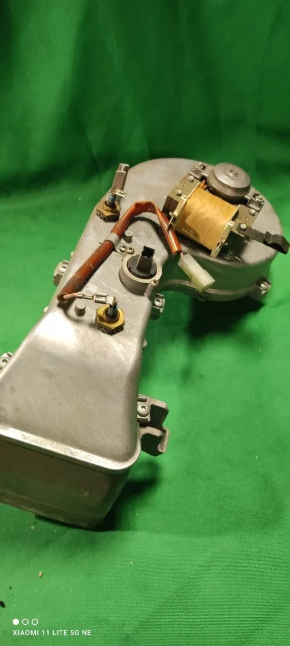 Мотор сушки Ariston 14000155301 в корпусе