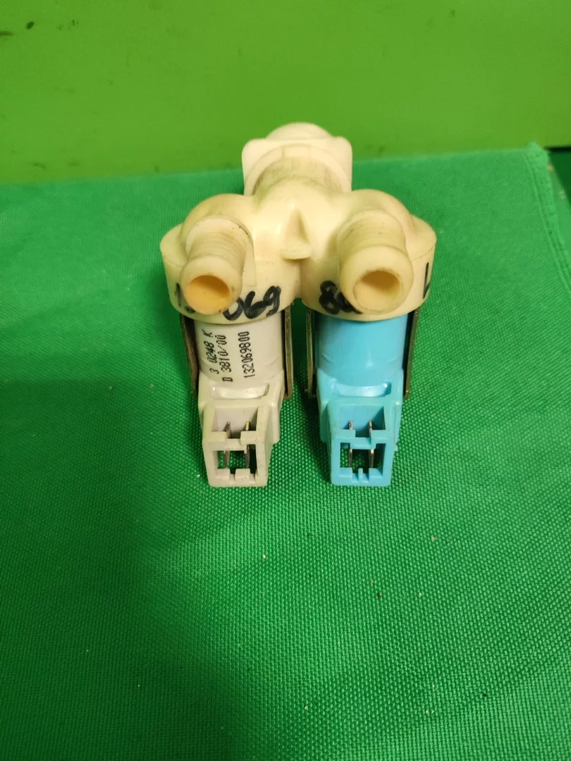 Клапан двойной Electrolux 132069800 фишка