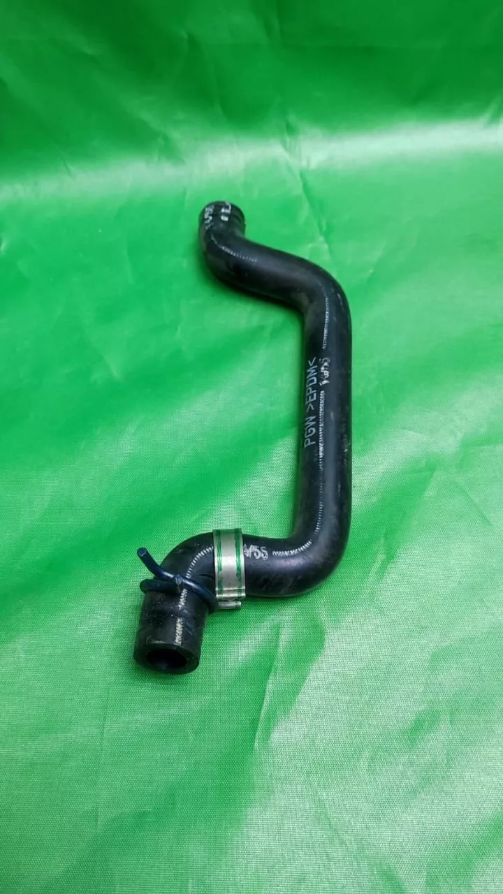 NjP2W3AI7DU Заливной патрубок Miele 04673812
