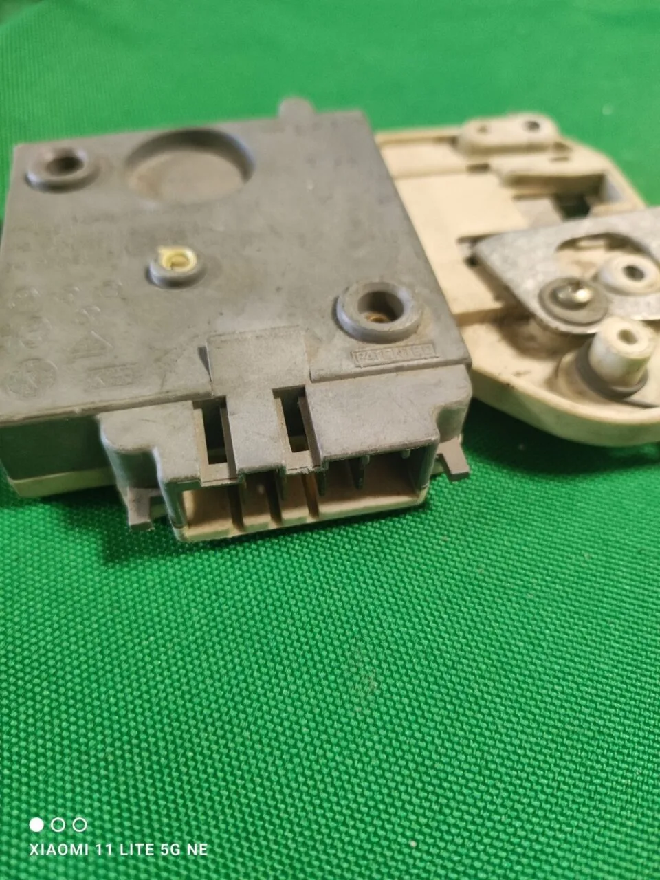 Замок люка (УБЛ) Electrolux 12465541/1 (/2)