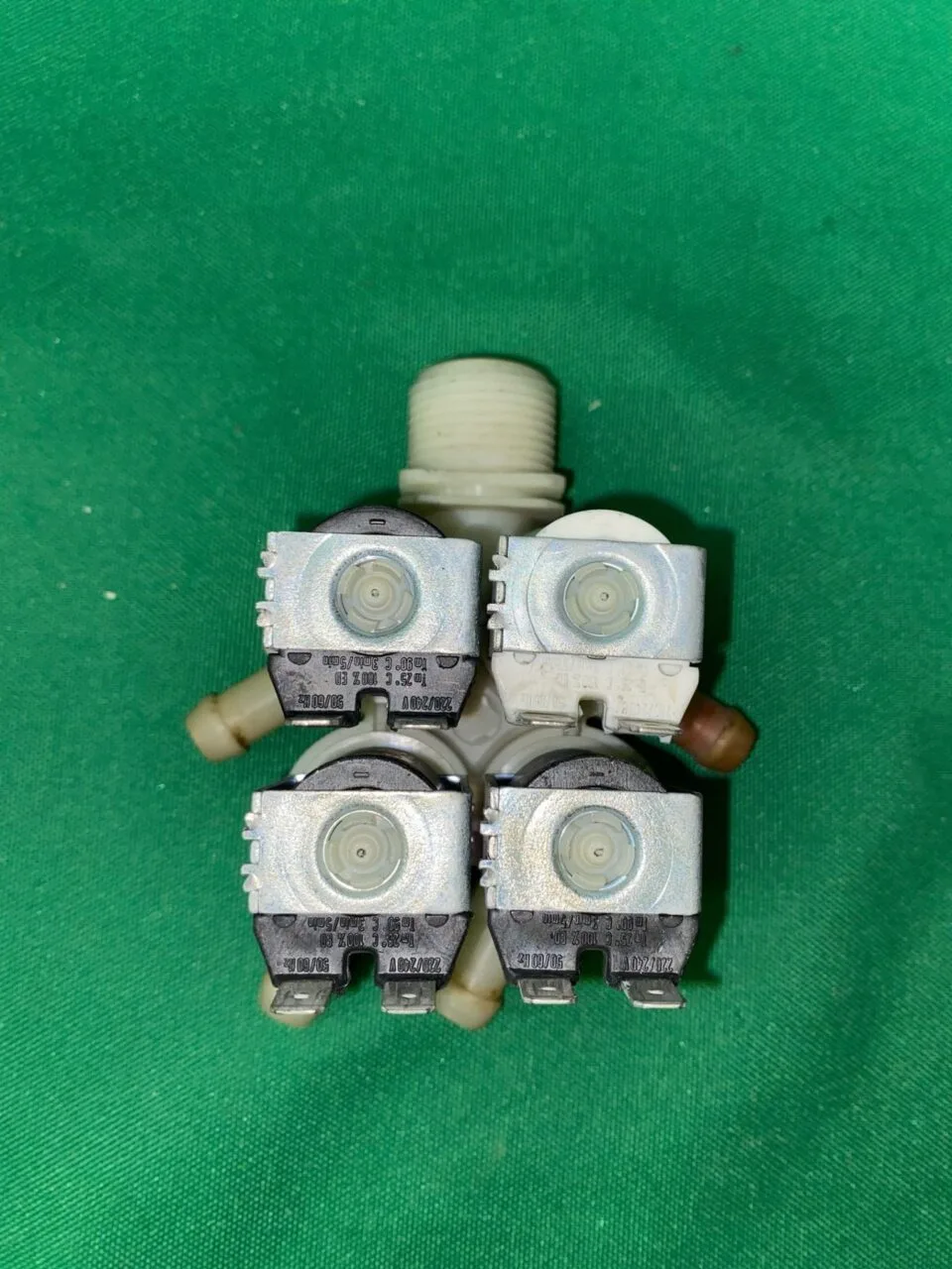 Клапан четверной Brandt 33890021 контакты